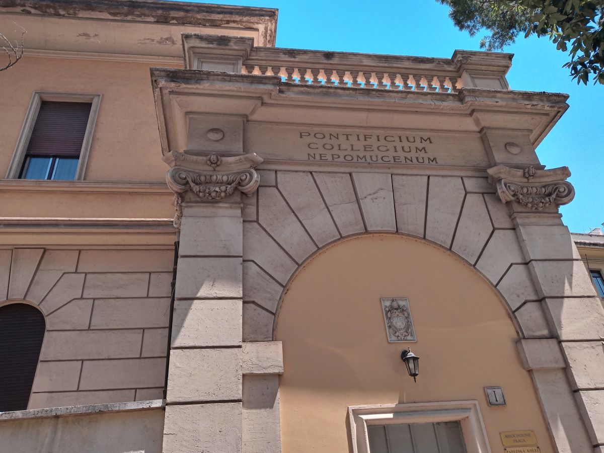 pontificium collegium nepomucenum bejarat